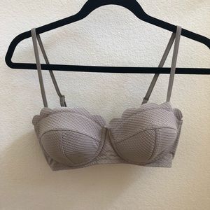 JESSICA SIMPSON Scalloped Bandeau Bikini Top. EUC.